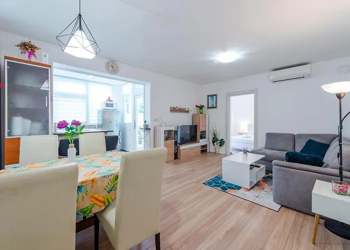 Apartment Nika Solitudo