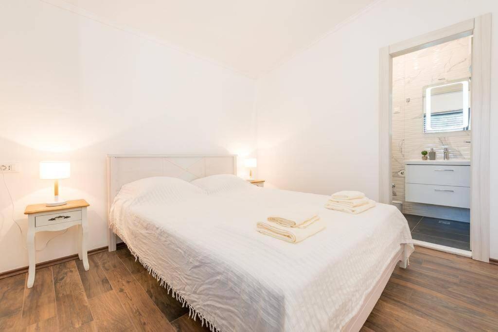 Apartment Nika Solitudo *